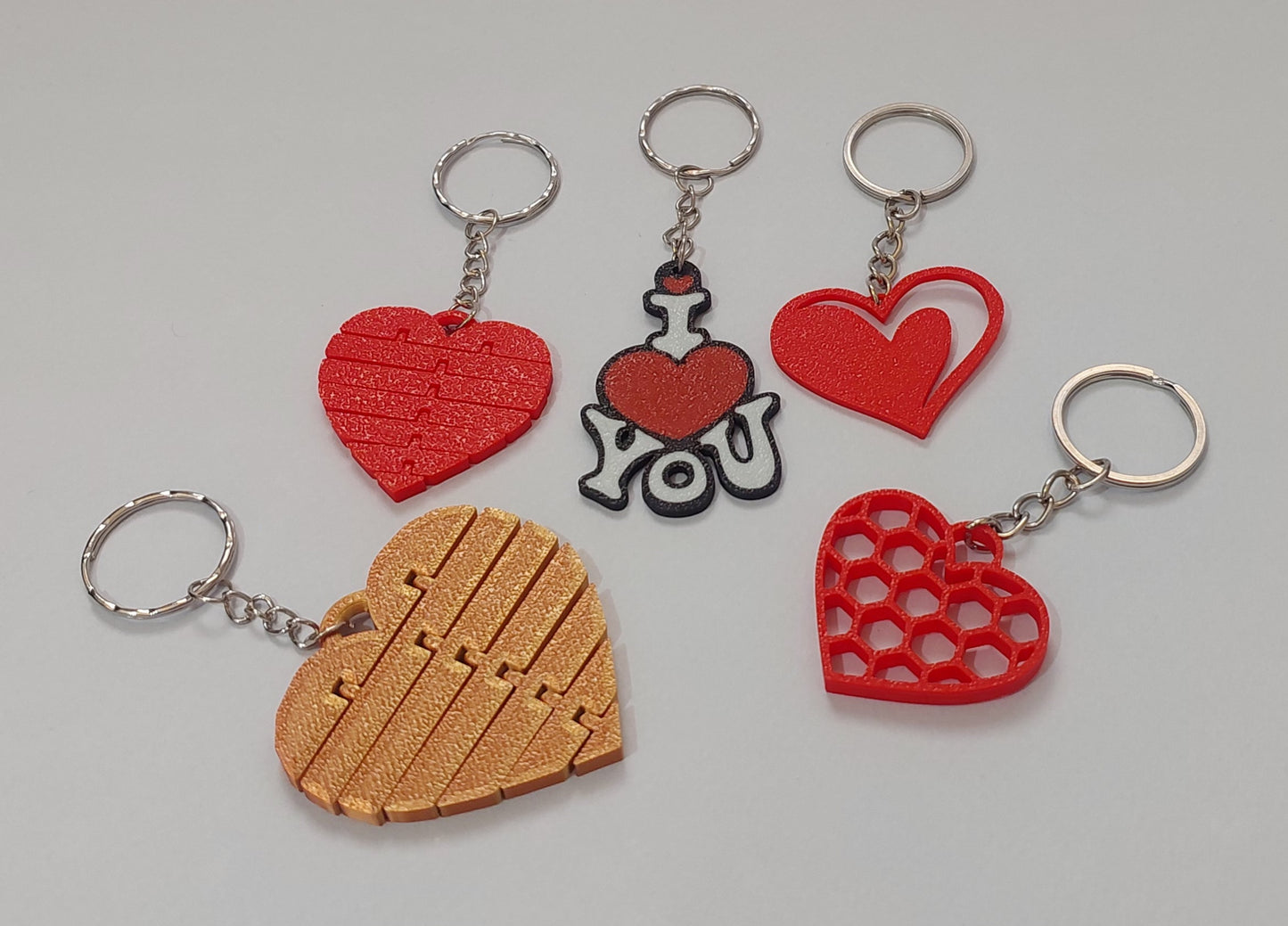 מגוון מחזיקי מפתחות בצורת לב